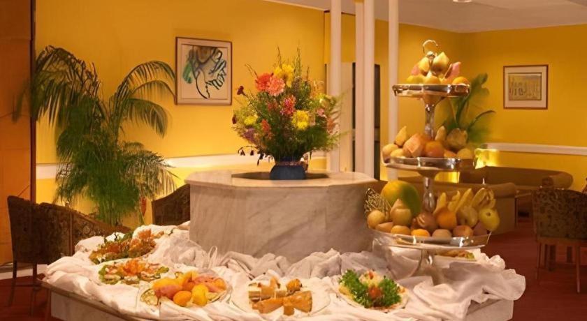 Hotel Ruposhi Bangla ダッカ エクステリア 写真